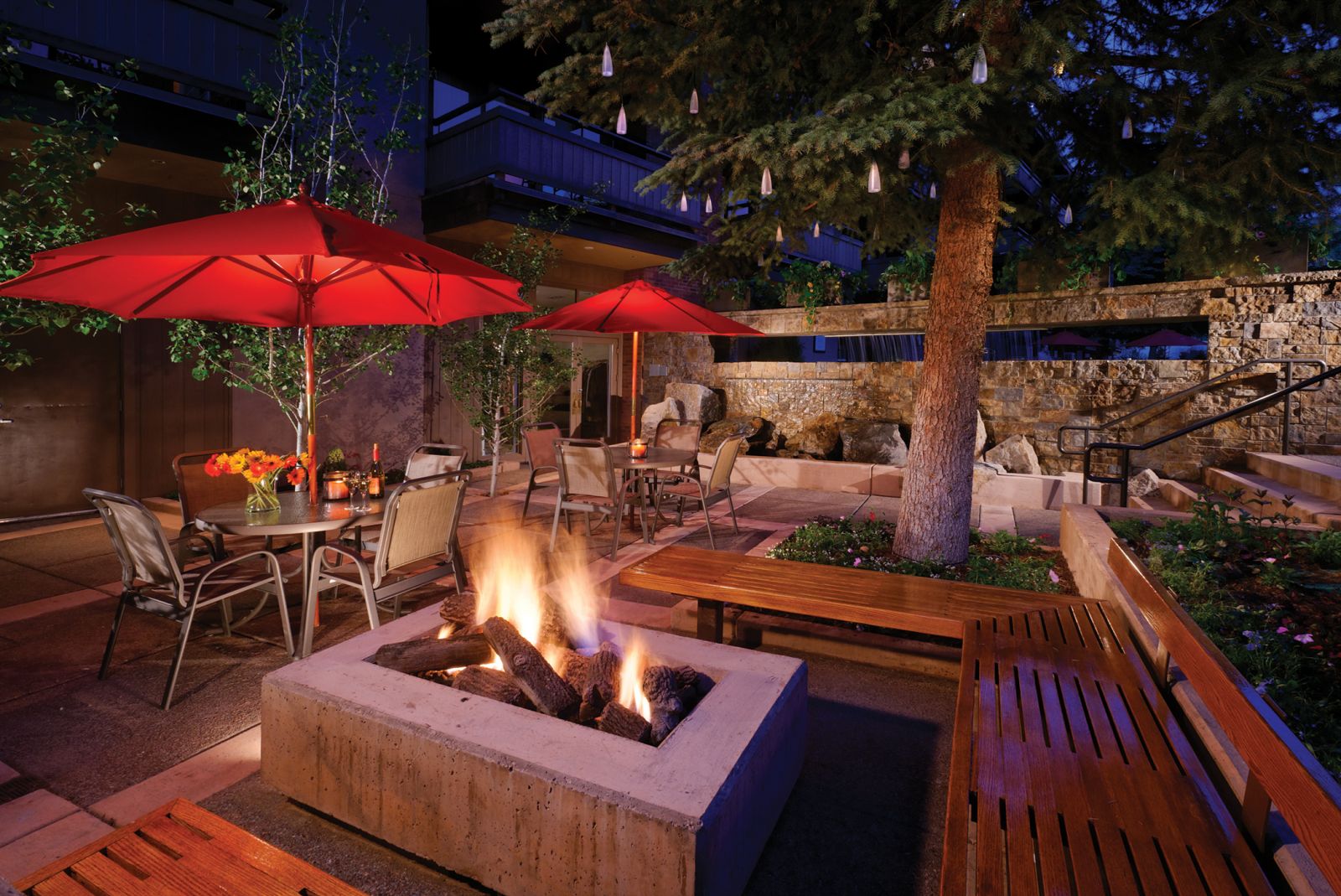 Aspen Square Condominium Hotel Courtyard at night