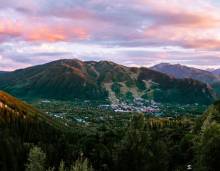 Town of Aspen with mountains in the background